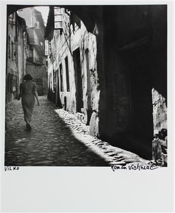 ROMAN VISHNIAC (1897-1990) A group of 9 street photographs, both larger scenes and portraits, depicting Jewish life in Poland.